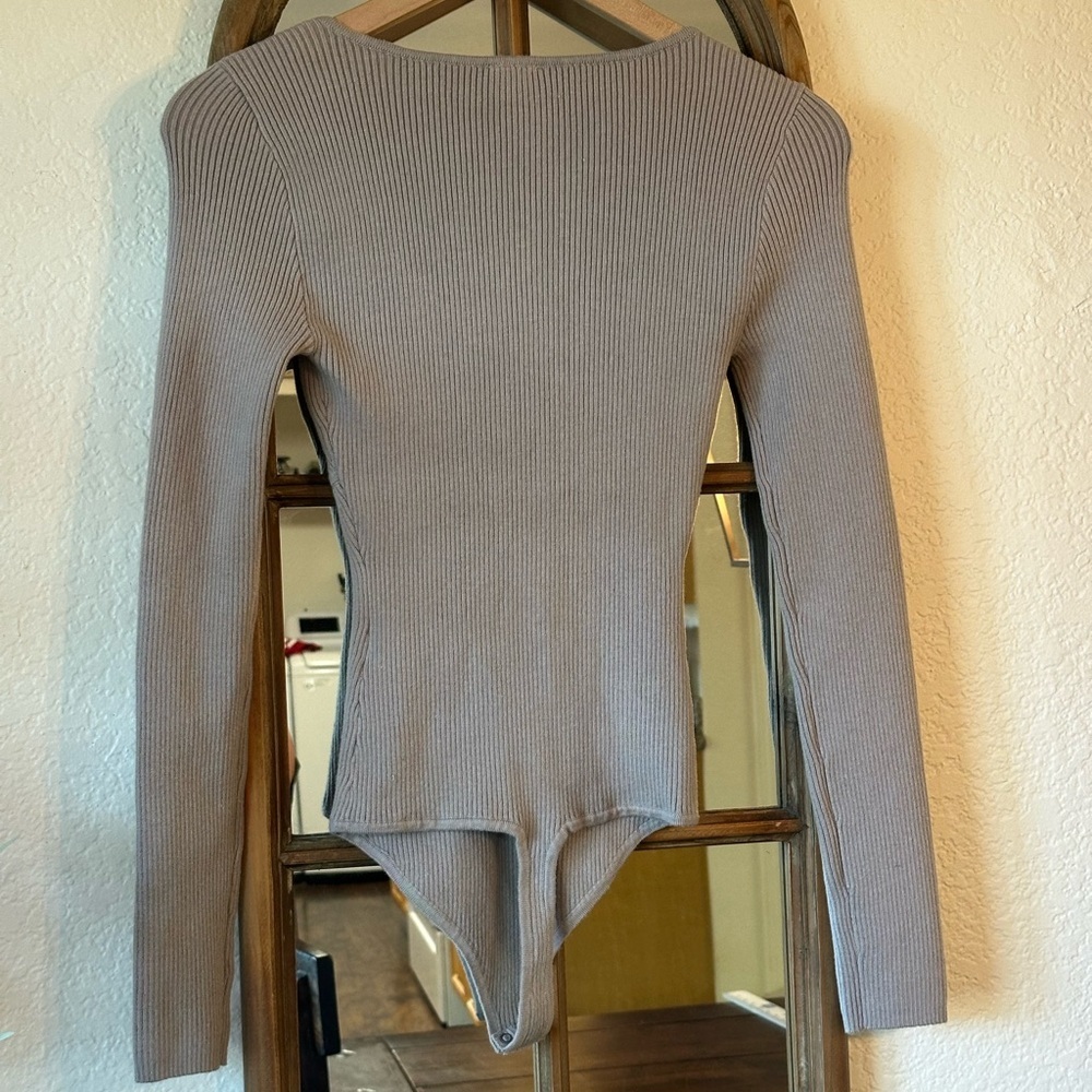NWT Abercrombie & Fitch Ribbed Long Sleeve Bodysuit Small Taupe Sweetheart Neck - Picture 2 of 8